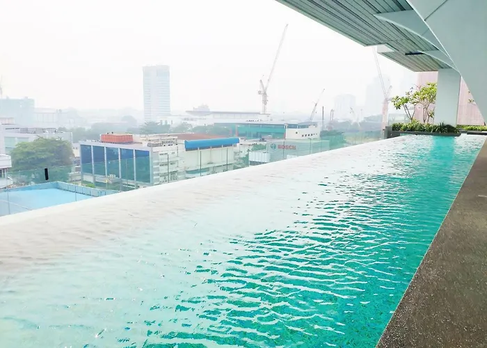 5-Star Apartment + Infinity Pool, 4 Pax, 1 Min To Jaya One